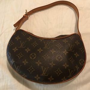 💯 %authentic Louis Vuitton Croissant handbag